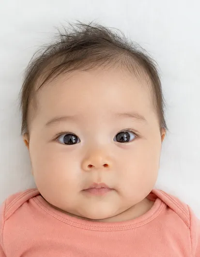 目が開いて正面を向いた赤ちゃんの写真（45×35mmに切り抜いた例）